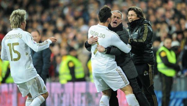 挑事？每日邮报称安东尼比赛中头槌犯规，逃过一张红牌（每日邮报：安东尼比赛中疑似头槌犯规，逃过红牌处罚）