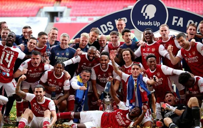 伤愈复出那一刻全场起立鼓掌（伤愈归来那一刻，全场起立致敬）