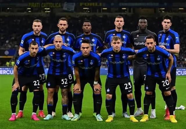 TA：多家豪门关注小将斯密特，阿尔克马尔对其估价约6000万欧（TA：阿尔克马尔为新星斯密特标价约6000万欧，多家豪门密切关注）