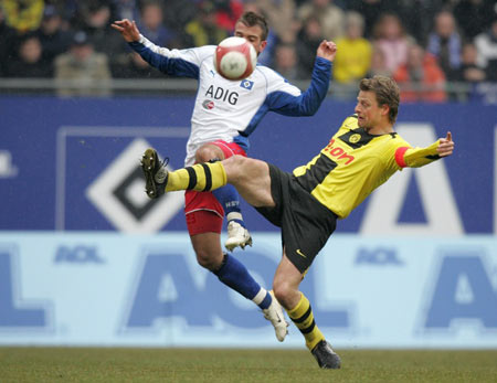 荣耀加身！大连可为夺季军直通中乙，教练球员揽获多个奖项（载誉而归！大连可为摘得季军直升中乙，教练与球员收获多项殊荣）