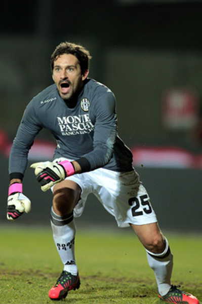 布里兰魔鬼主场誓破江原FC 定位球成胜负手（魔鬼主场布里兰欲斩江原FC，定位球或定胜负）