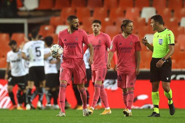 波兰主帅：要帮扎莱夫斯基找回状态；我觉得莱万还没决定未来（波兰主帅：力助扎莱夫斯基重拾状态；称莱万未来尚未确定）